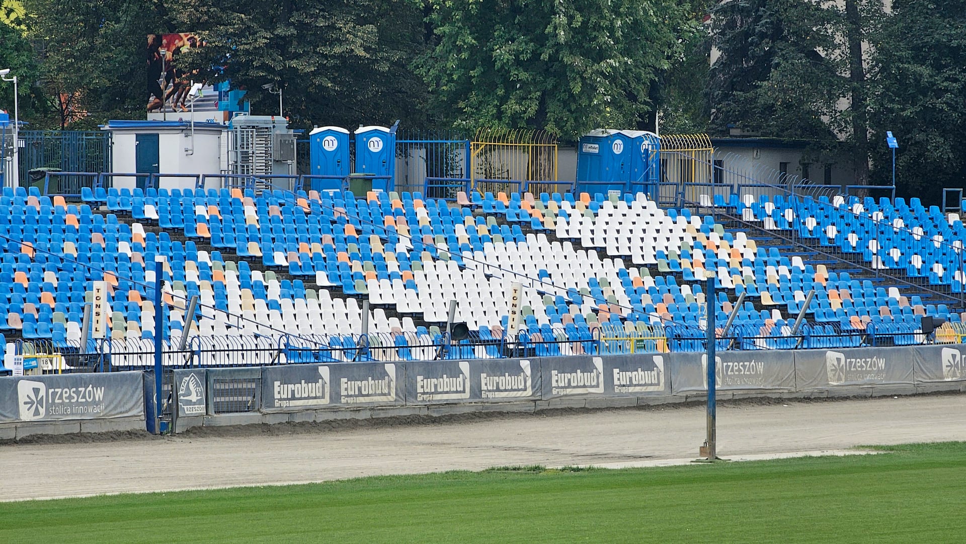 Trybuny na stadionie Stali Rzeszów i plastikowe toj toje