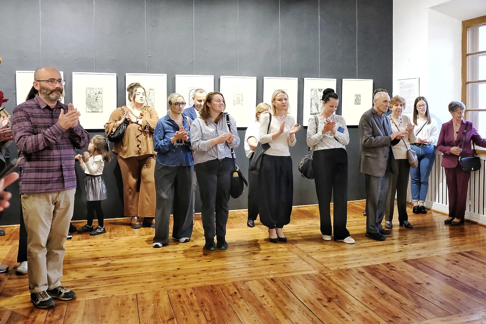Publiczność na wystawie drzeworytu płazowskiego w Muzeum Etnograficznym w Rzeszowie