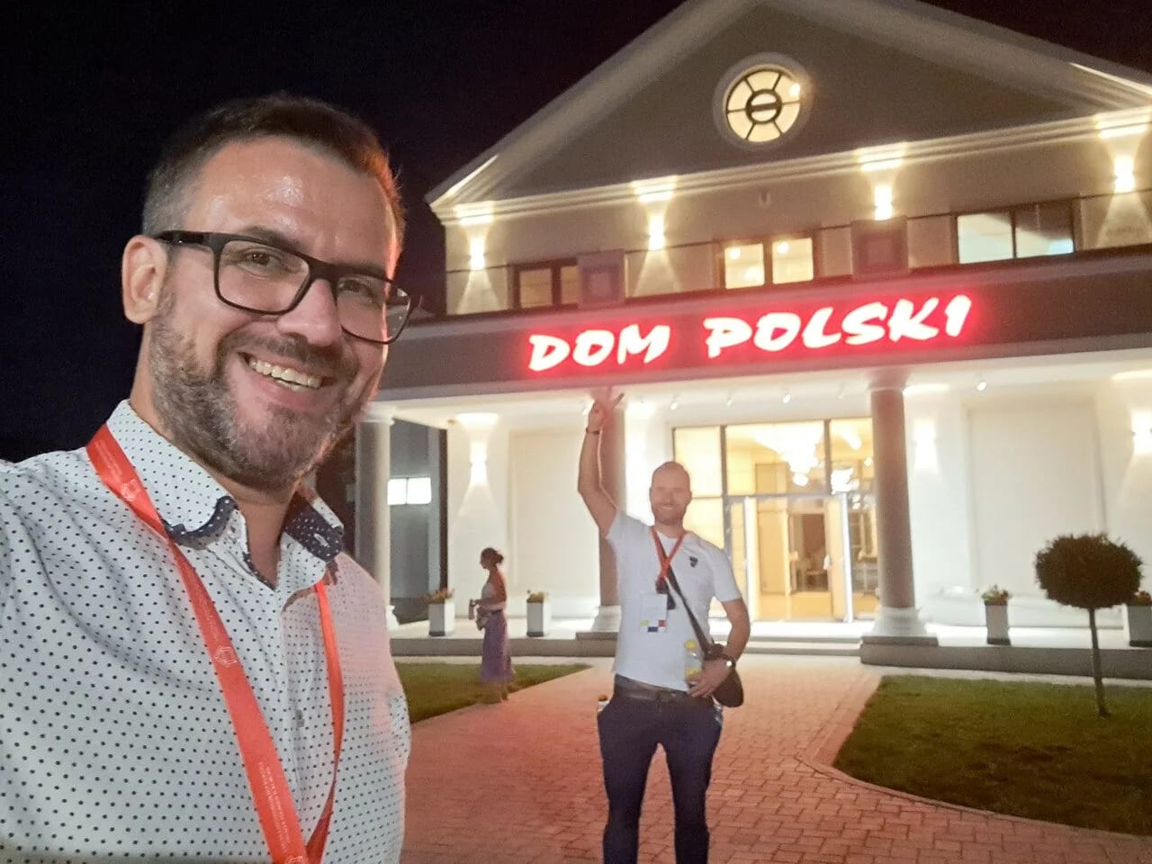 Michał Torz przed Domem Polskim w Rumunii