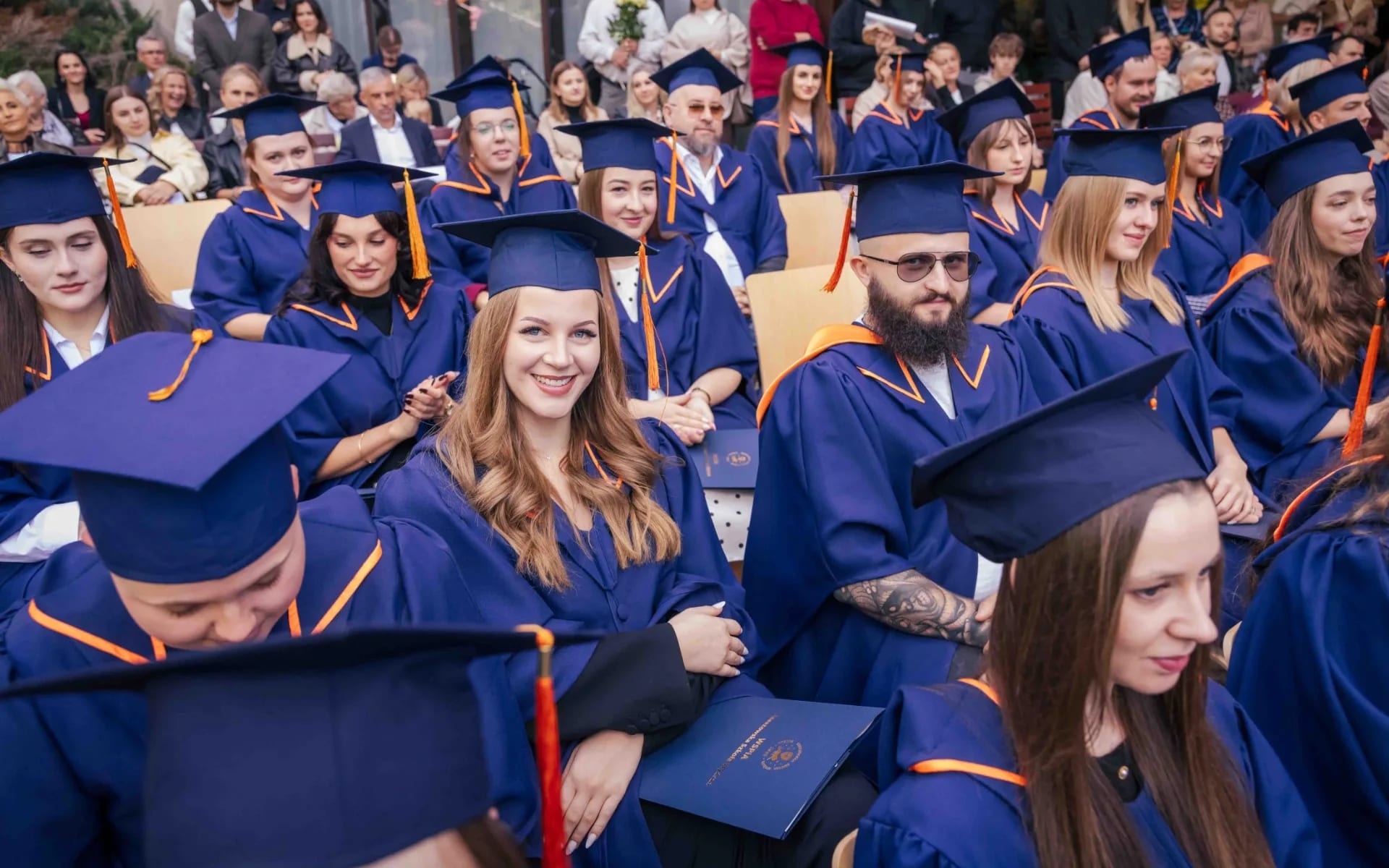 Absolwenci WSPiA w Rzeszowie podczas uroczystej graduacji 2026