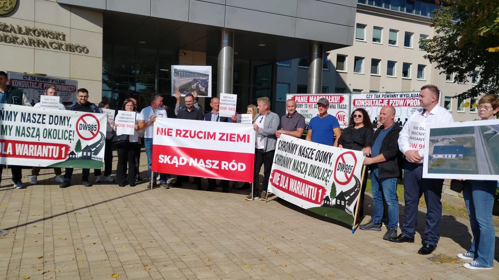 protest prze urzędem marszałkowskim