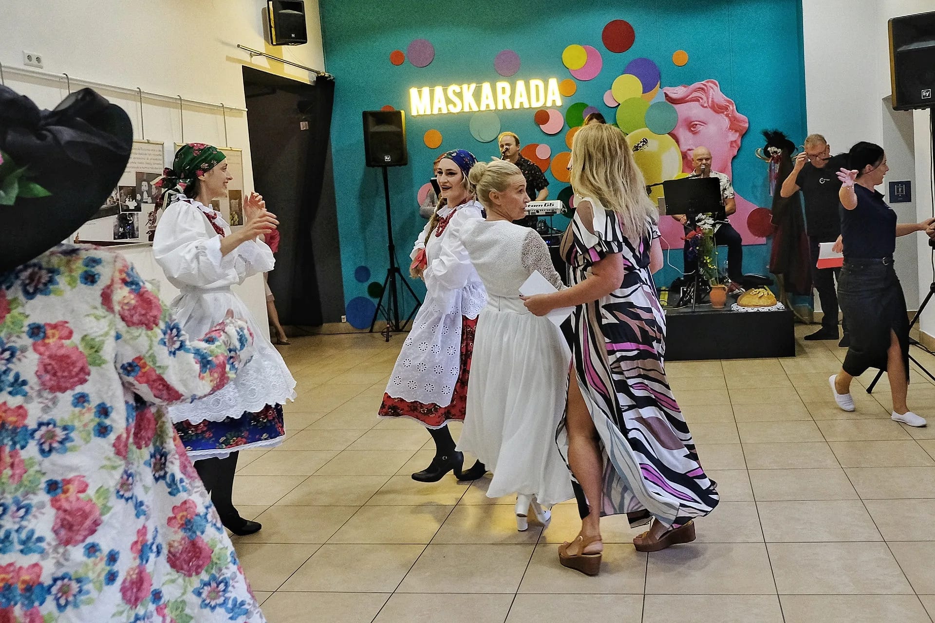 Spektakl "Wesele" w Teatrze Maska rozpoczynaja tańce w foyer.