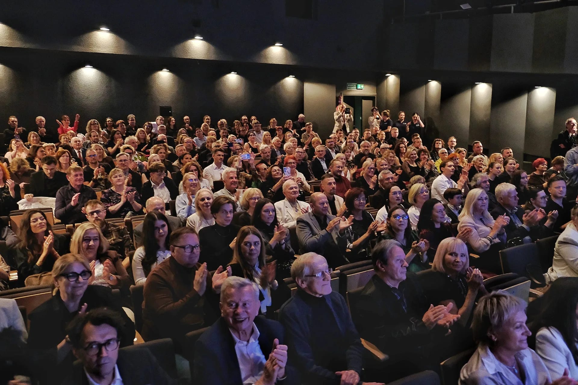 Rzeszowska publiczność na premierze spektaklu "Wesele" w Teatrze Maska