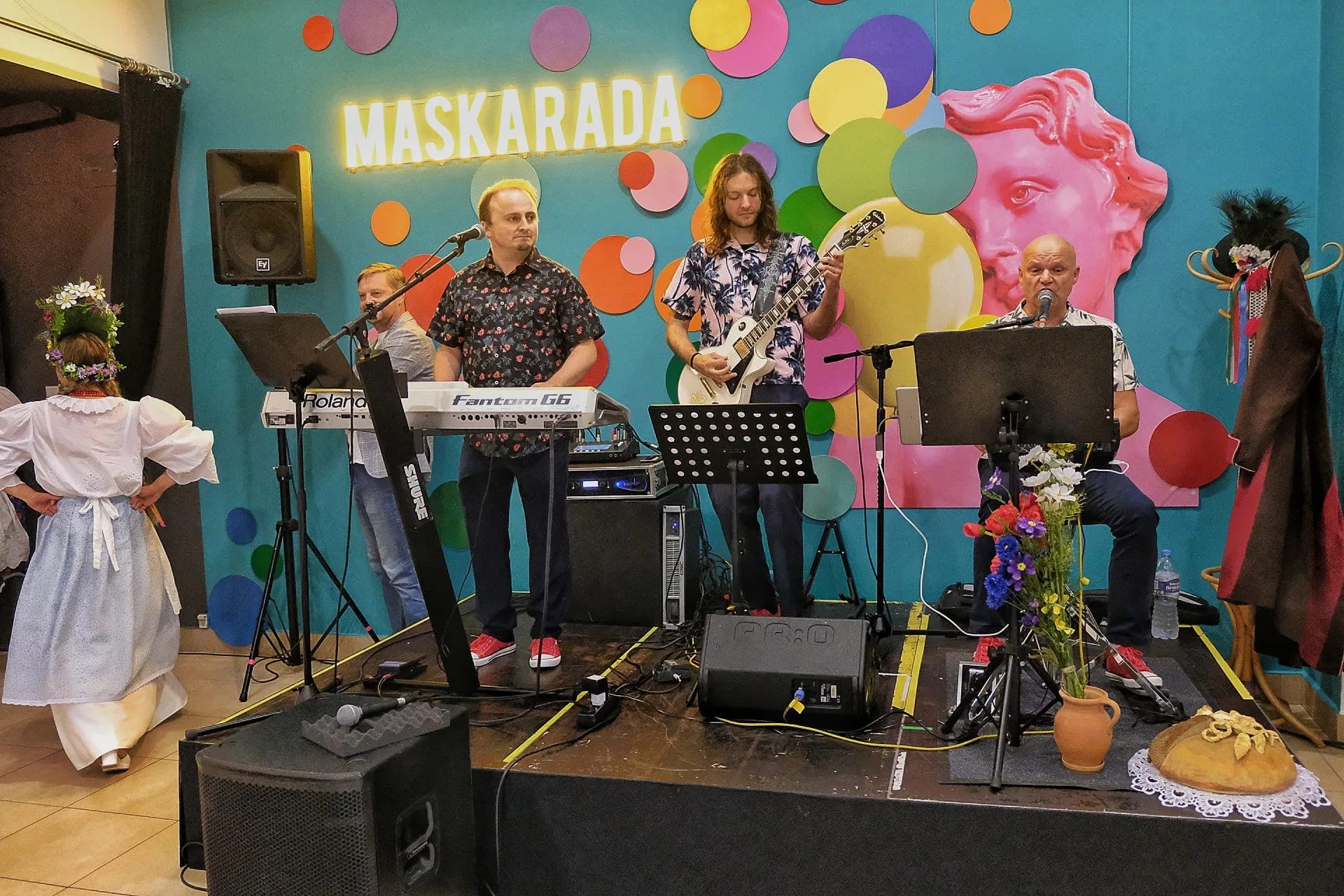 Zespół muzyczny gra na "Weselu" Wyspiańskiego w Teatrze Maska