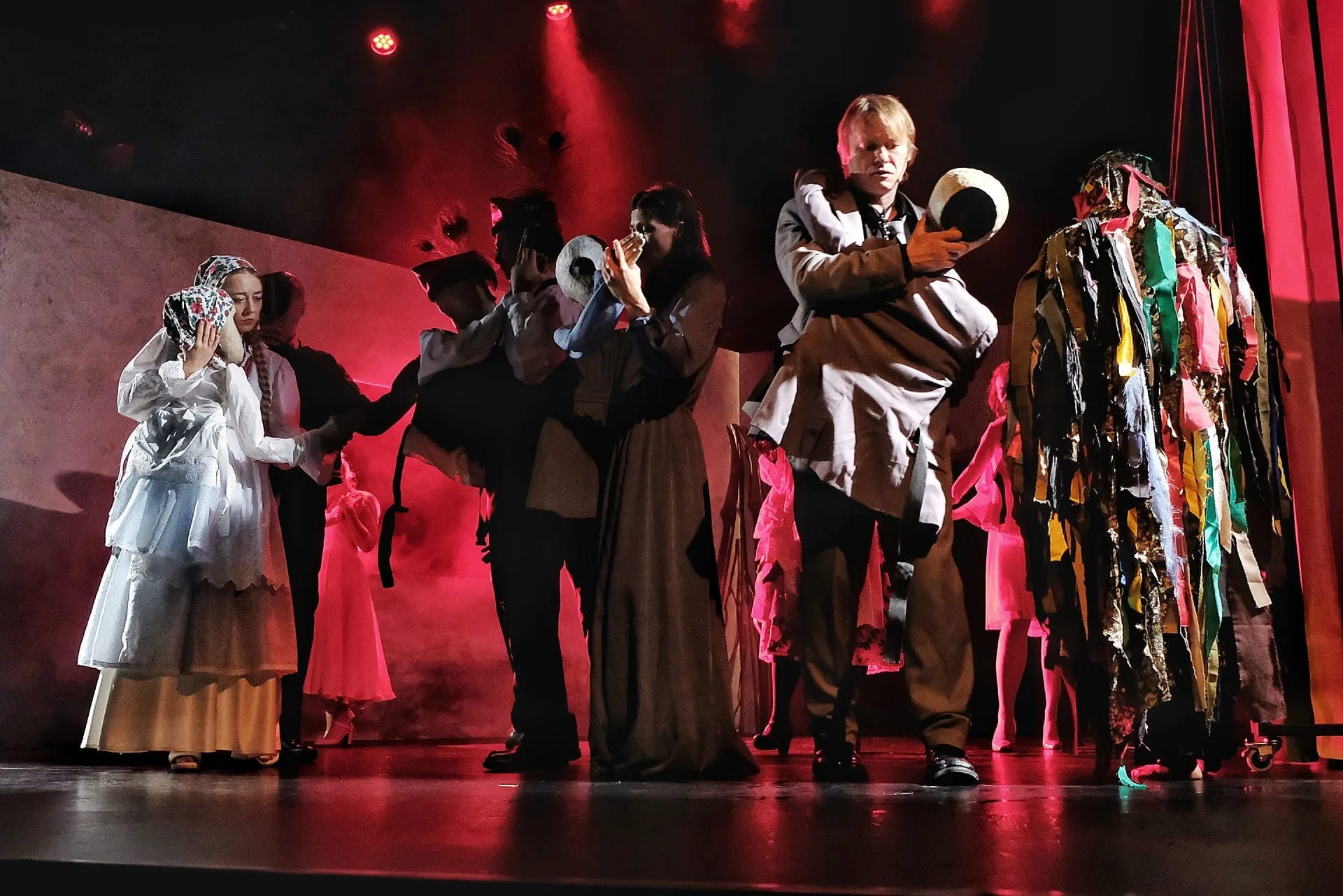 Premiera „Wesela” Stanisława Wyspiańskiego na 70-lecie Teatru Maska. | Fot. Wit Hadło