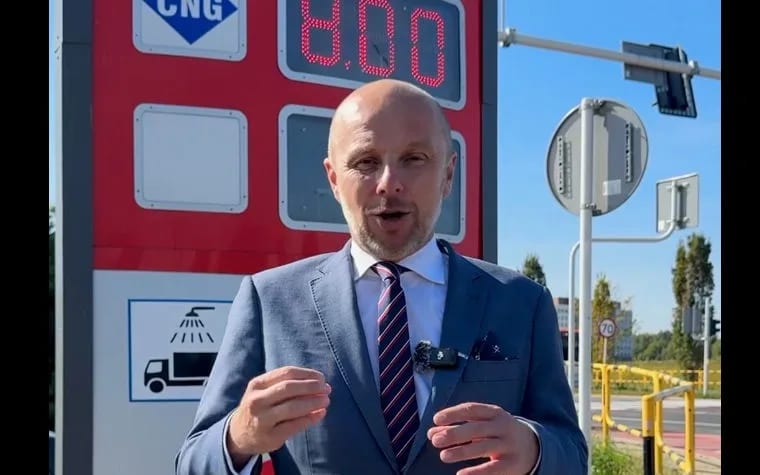 Konrad Fijołek na stacji benzynowej