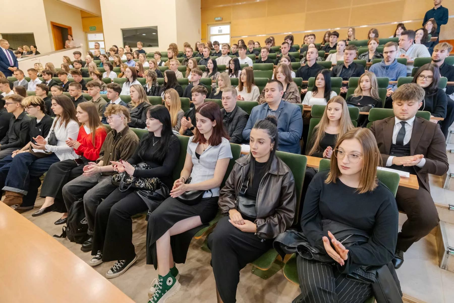 Studentki i studenci WSPiA podczas uroczystej inauguracji roku