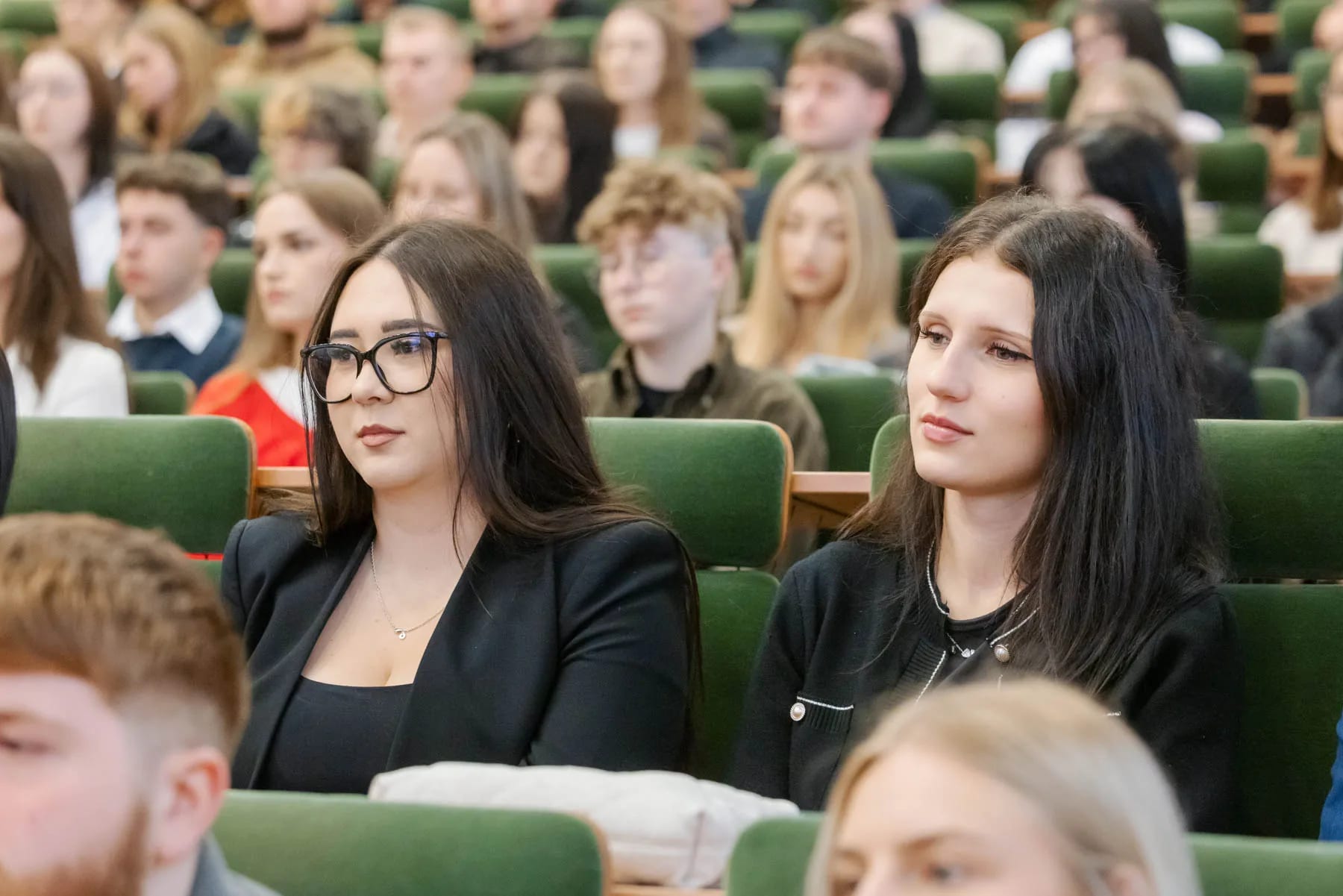 SAtudentki z Rzeszowa na inauf=guracji roku akademickiego w WSPiA