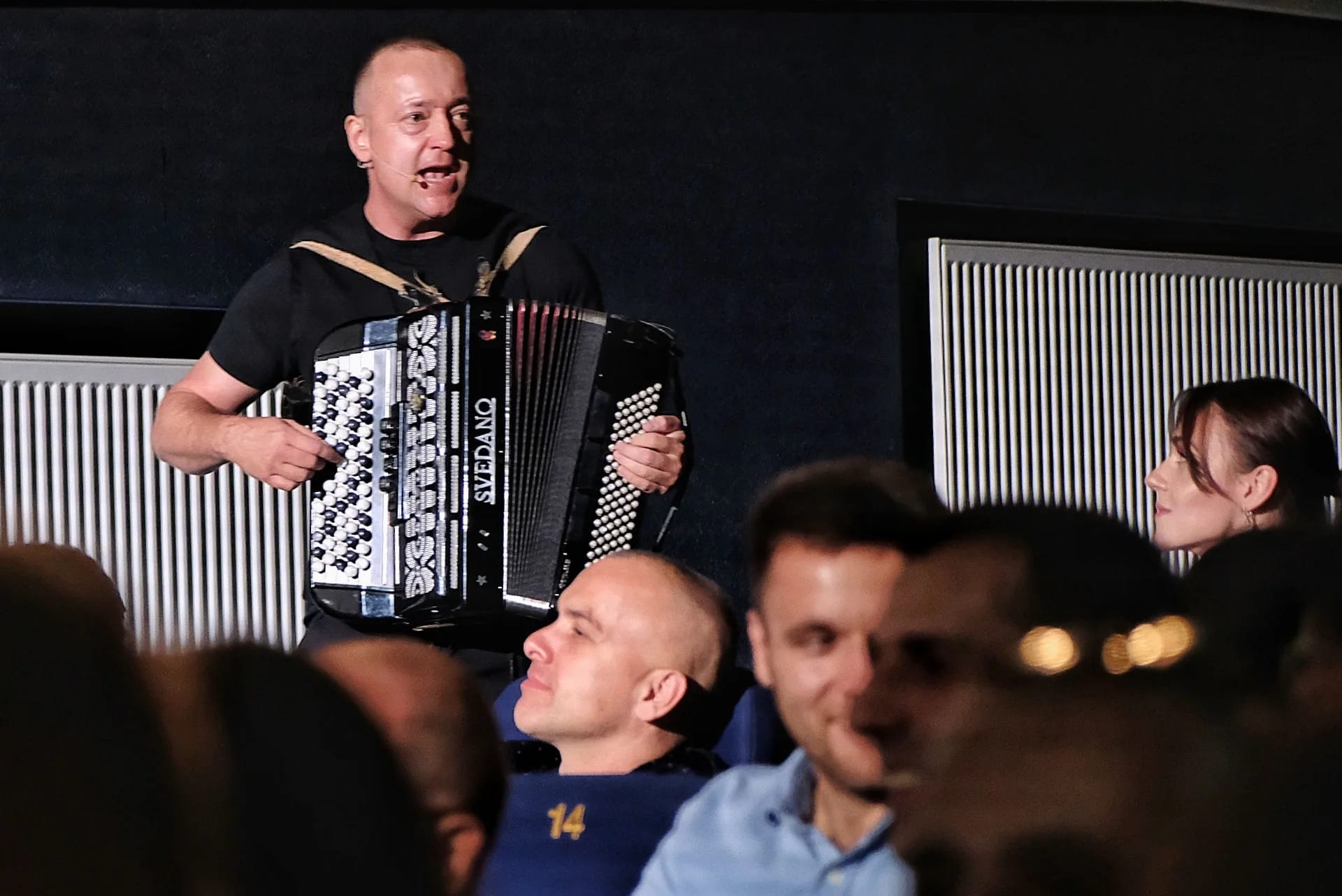 Czesław Mozil gra na akordeonie
