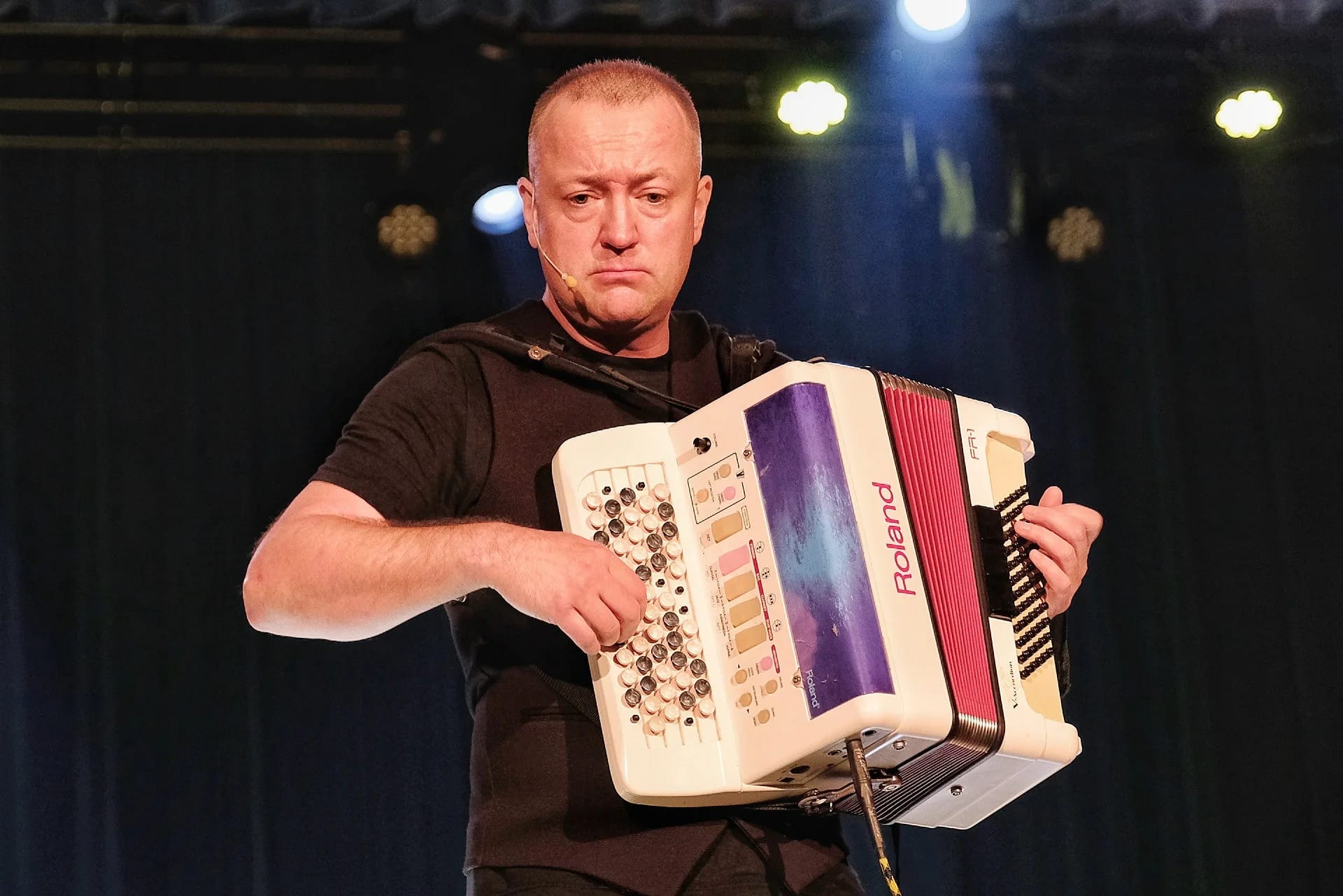 Czesław Mozil gra na akordeonie Roland