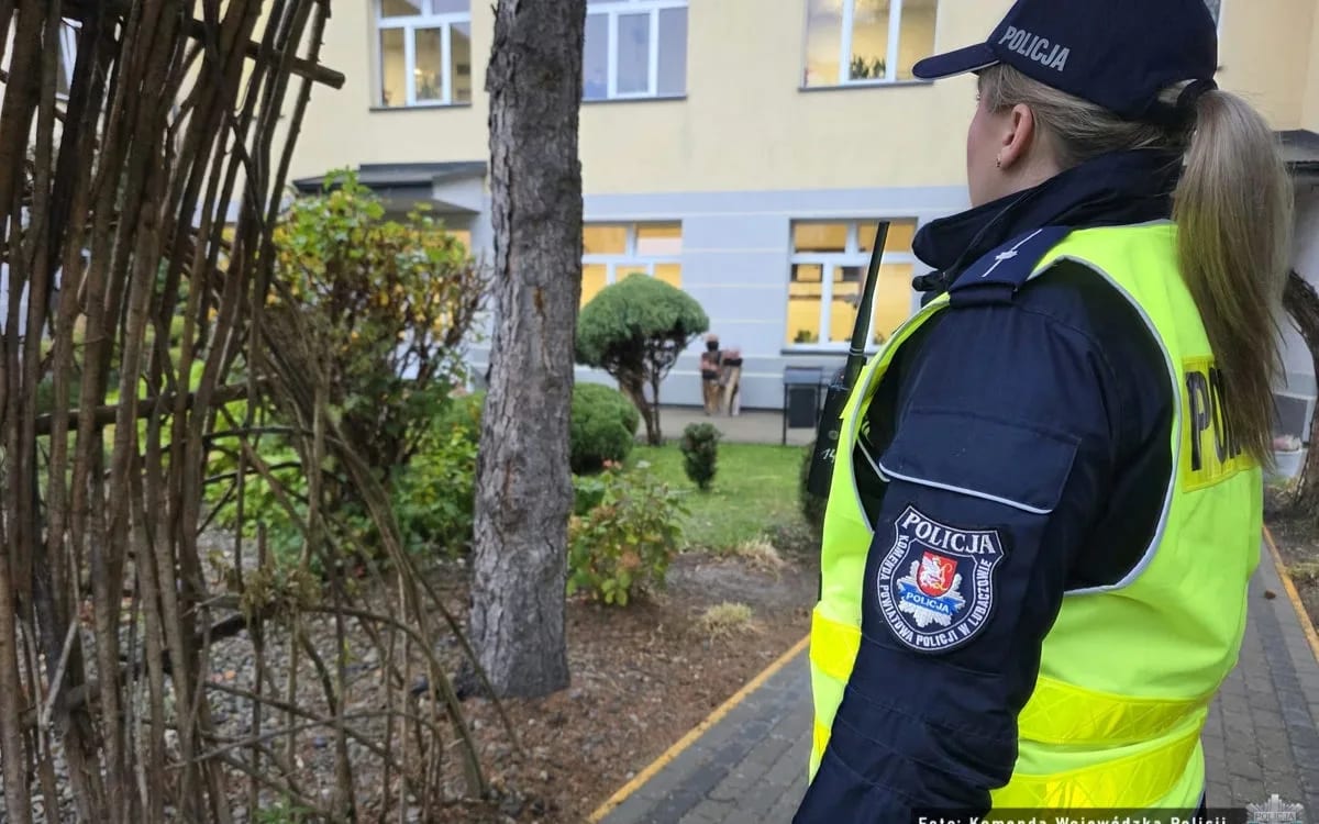 Policjantka przed jedną z rzeszowskich szkół podstawowych