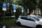Parking pod jednym z bloków na osiedlu Dąbrowskiego w Rzeszowie.