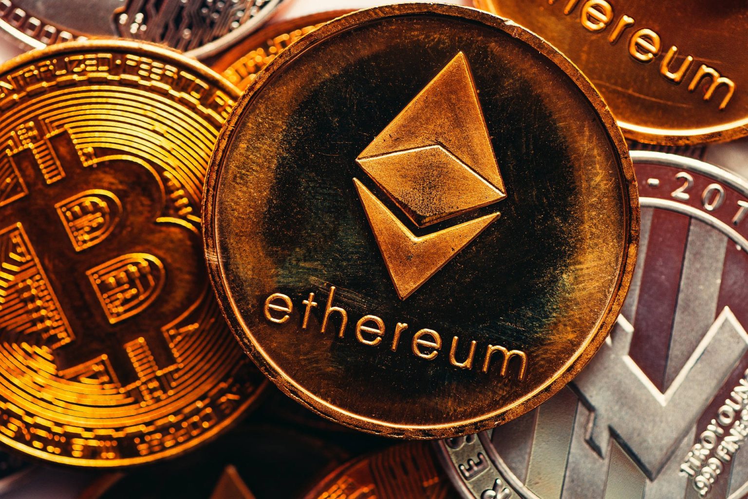 Czy blockchain to przyszłość? Zastosowanie technologii poza kryptowalutami Złote monety ethereum i bitcoin
