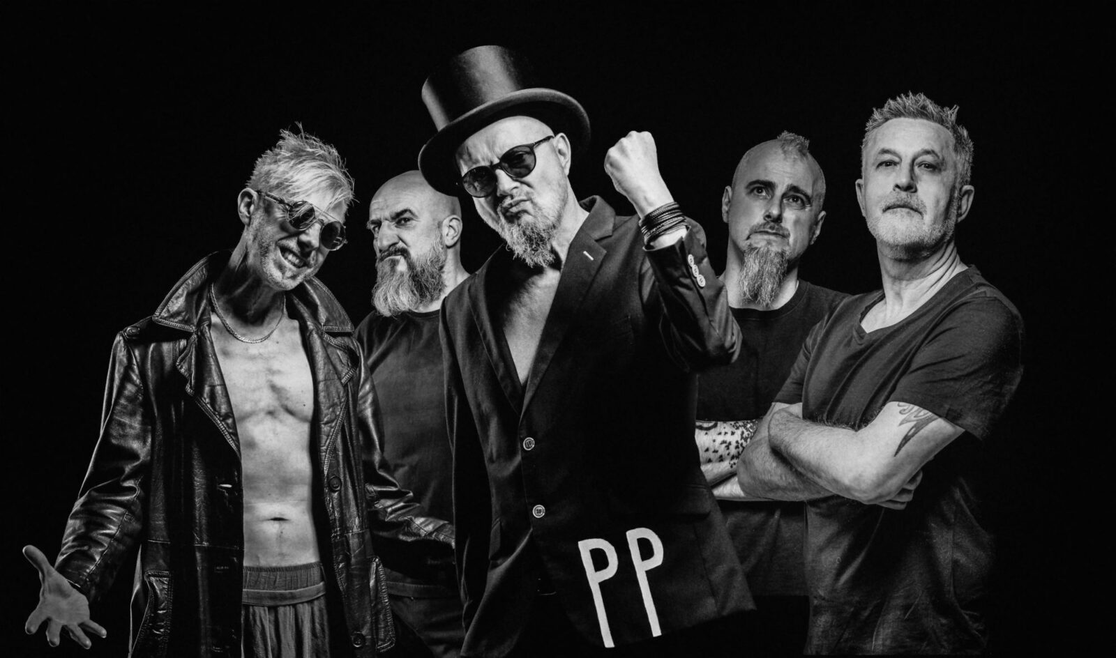 Rockowy zespół Pidżama Porno na plakacie promującym płytę PP