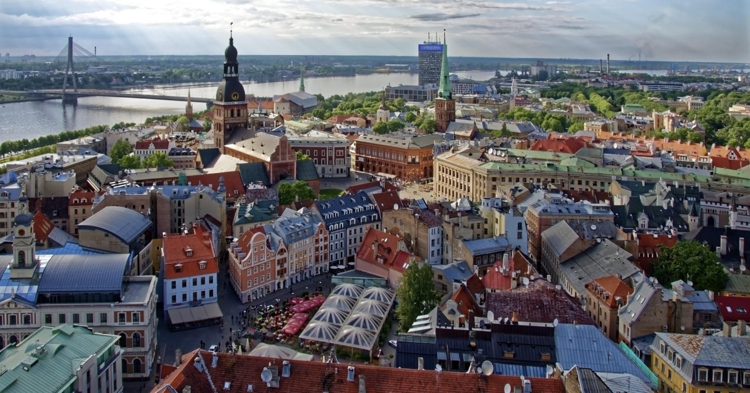 Ryga, stolica Łotwy. Krótki przewodnik po mieście Widok z góry na Stare Miasto w Rydze, stolicy Łotwy