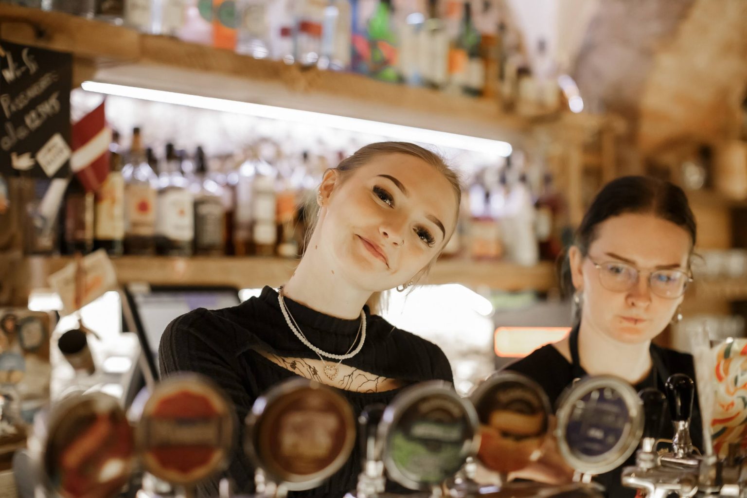 Usmiechnięta barmanka w pubie w stolicy Łotwy