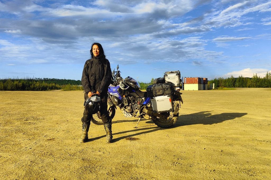 Podróżniczka Natasza Caban i jej motocykl