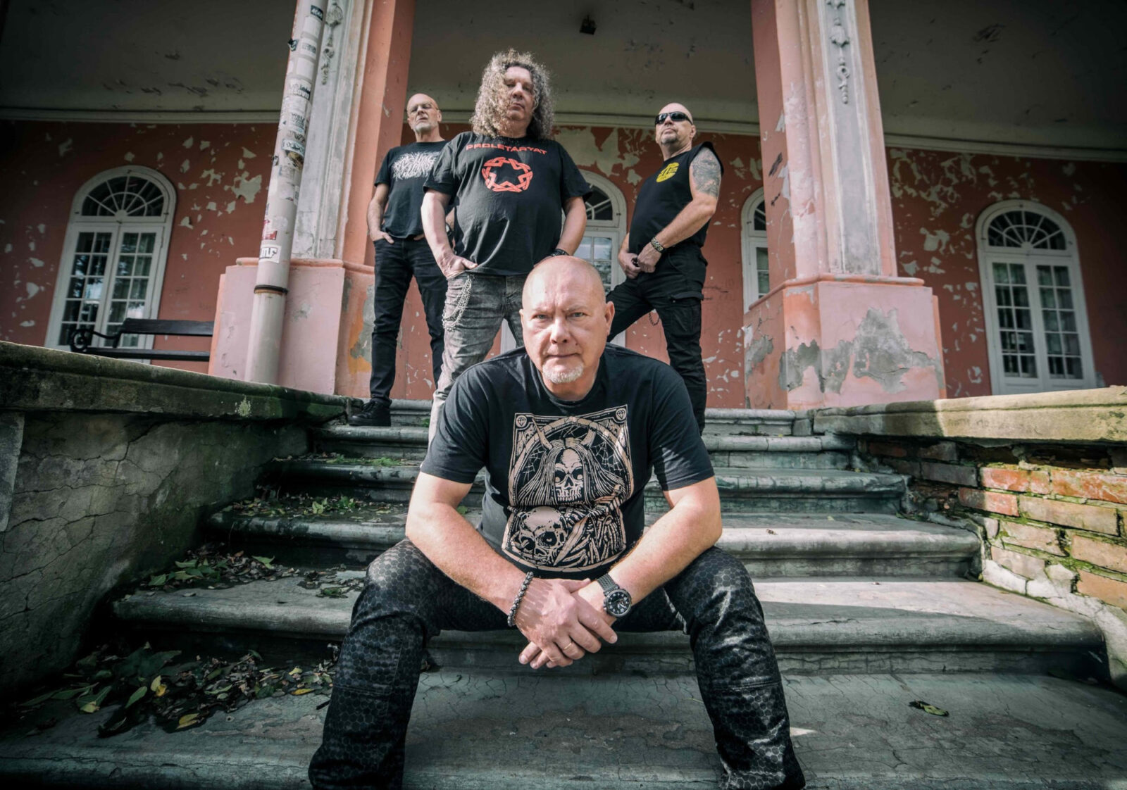 Grupowe zdjęcie muzyków z rockowego zespołu Proletaryat