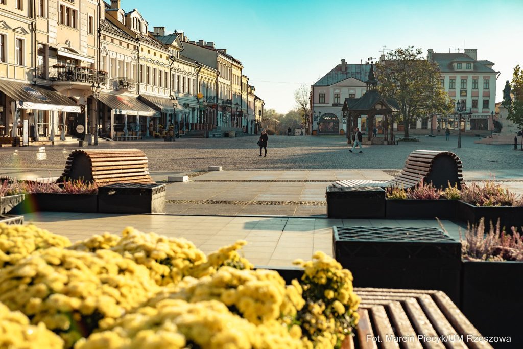 Rzeszowski Rynek jesienią bez ogródków piwnych