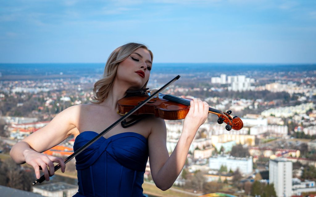 Magdalena Kobrzyńska gra na skrzypcach