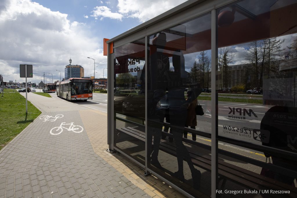 Miejski autobus zbliża się do przystanku