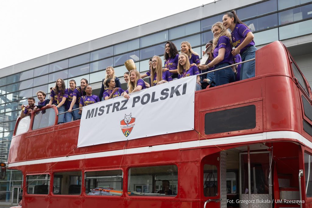 Siatkarki Developresu świętują.