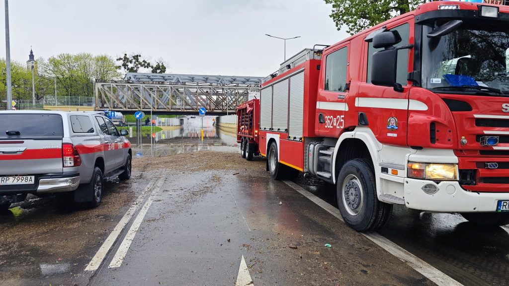 Strażacy na miejscu zalanym przez burzę
