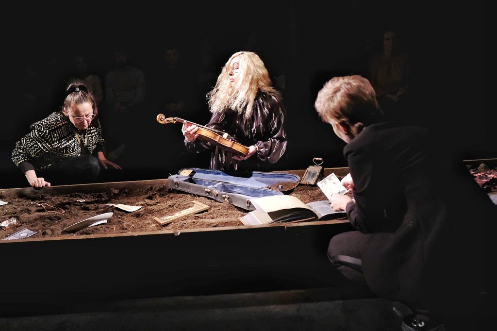 Premiera spektaklu "Księga powrotu" w Teatrze Przedmieście.