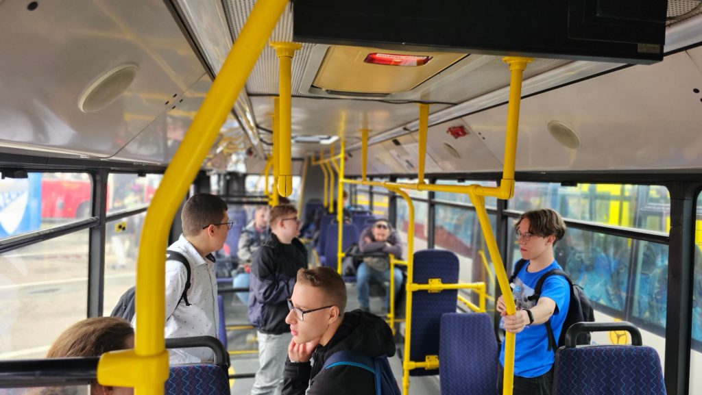 Pasażerowie w zabytkowym autobusie