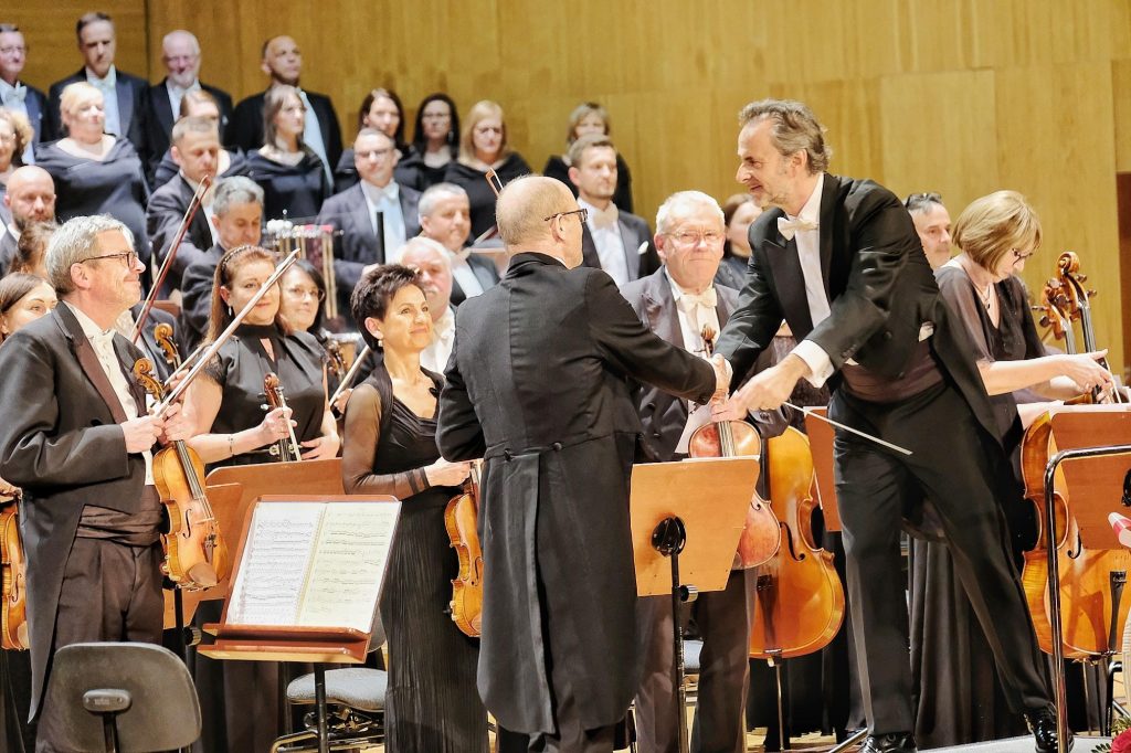 Dyrygent David Gimenez podczas koncertu w filharmonii w Rzeszowie