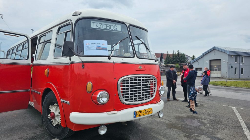 Zabytkowy autobus na zlocie w rzeszowie