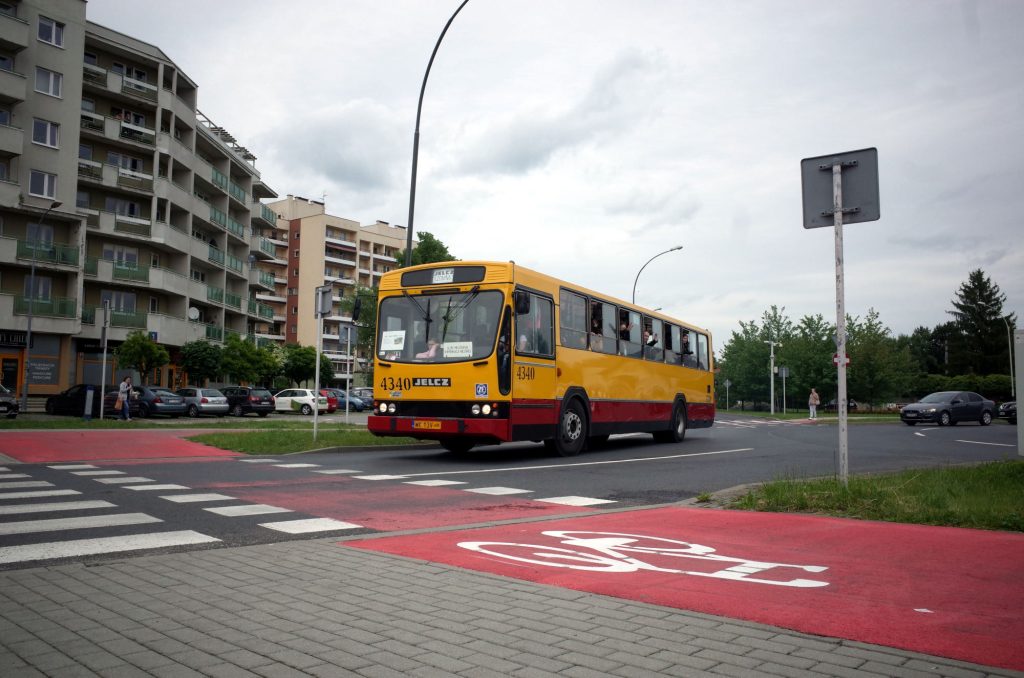 Zabytkowy jelcz jedzie przez Rzeszów