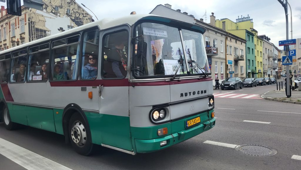 Zabytkowy autosan na ulicy Lisa-Kuli
