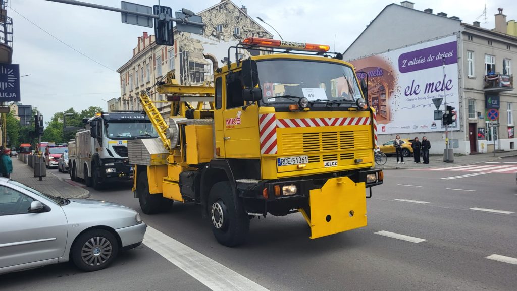 Żółty jelcz na pardzie zabytkowych pojazdów