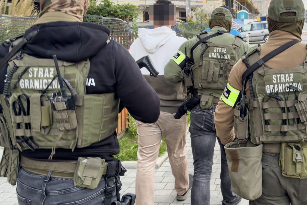 Antyterroryści prowadzą odkażonego studenta 
