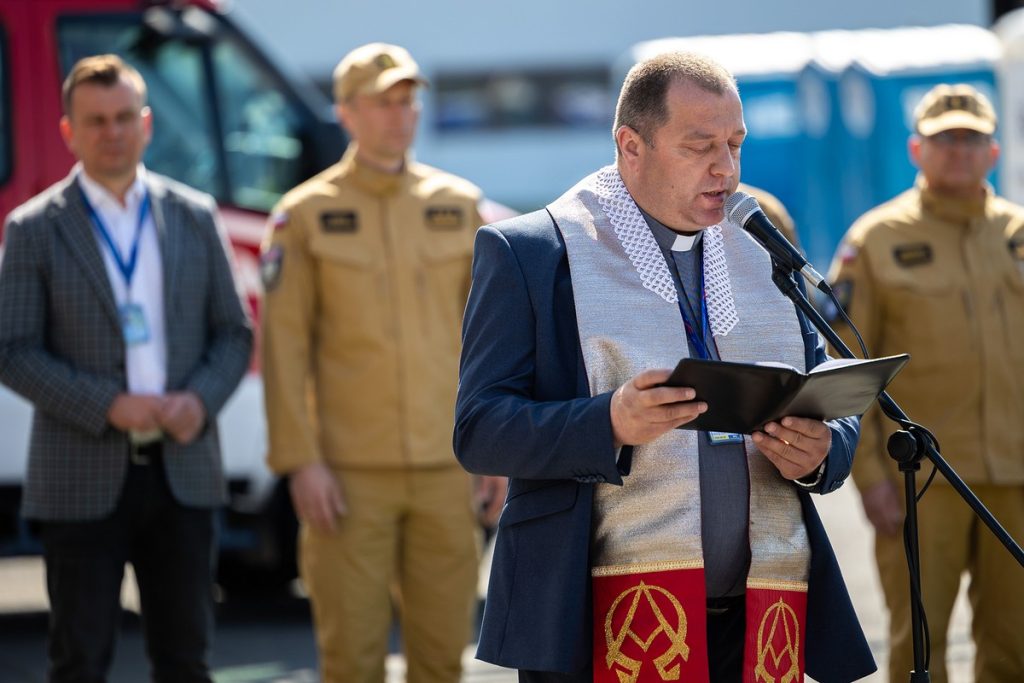 Ks. dr Marek Winiarski modli się za strażaków.