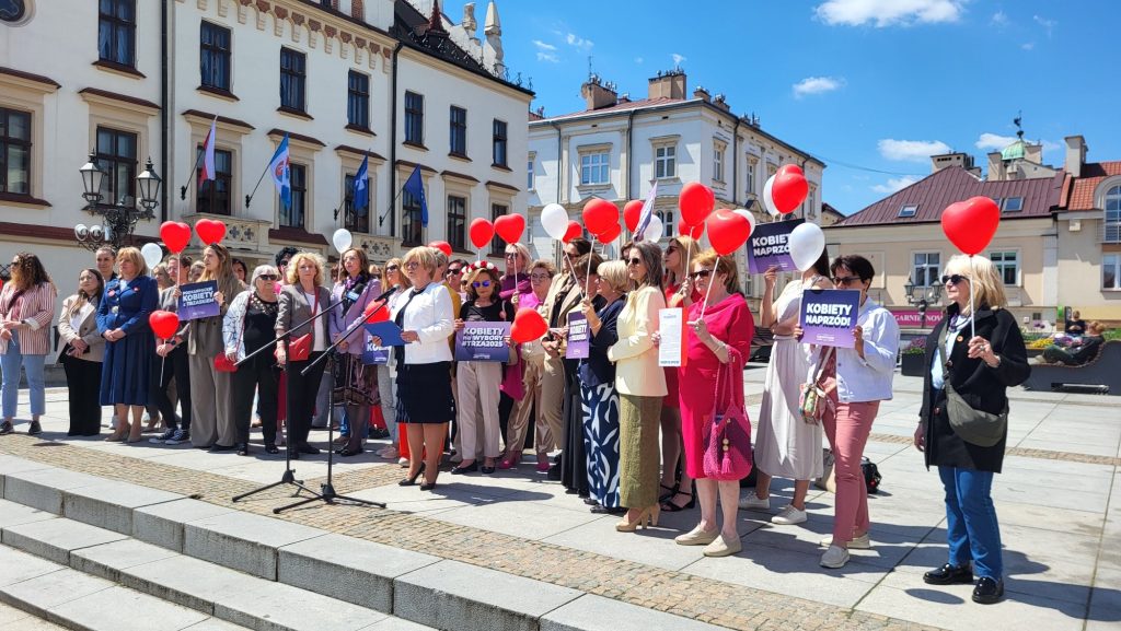 tłum kobiet na rzeszowskim rynku