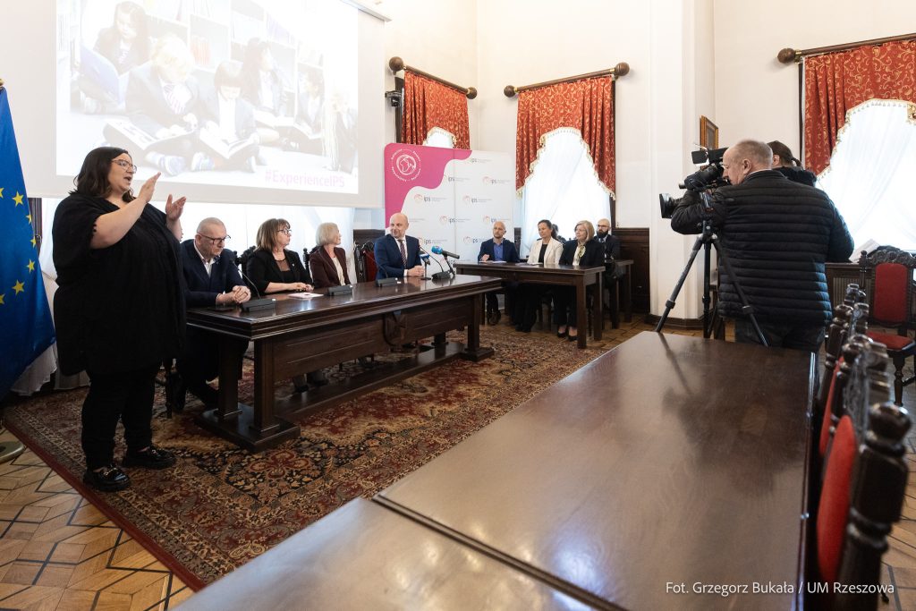 Konferencja w rzeszowskiem ratuszu zapowiadająca otwarcie IPS International School od Rzeszow.