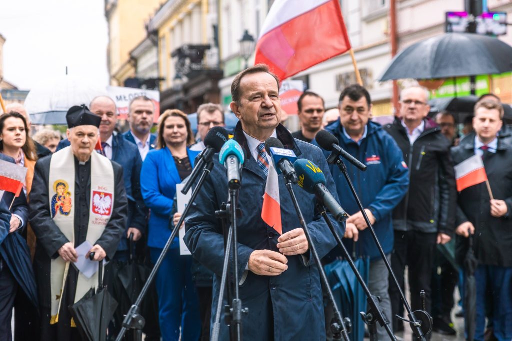 marszałek województwa podkarpackiego i tłum ludzi