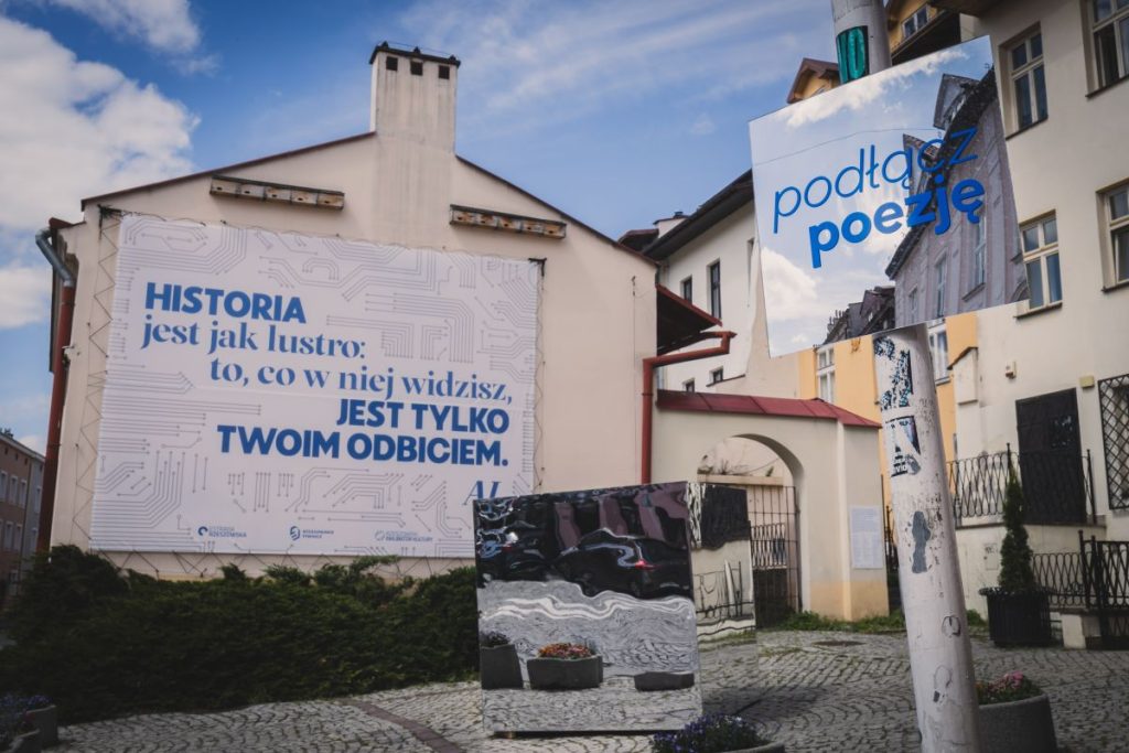 Projekt "Podłącz Poezję". Lustrzany sześcian przy ul. Króla Kazimierza w Rzeszowie