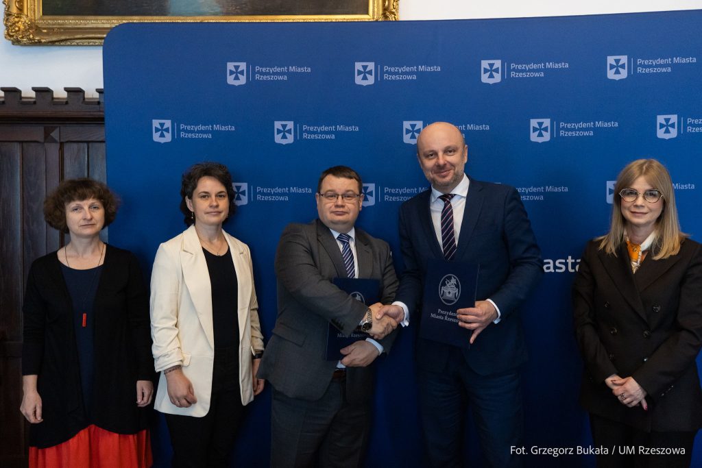 Ogród botaniczny w Rzeszowie? Adam Reich i Konrad Fijołek po podpisaniu umowy na badania.