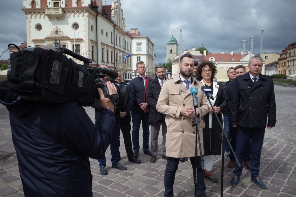 Bartosz Romowicz i politycy Trzeciej Drogi na rynku w Rzeszowie