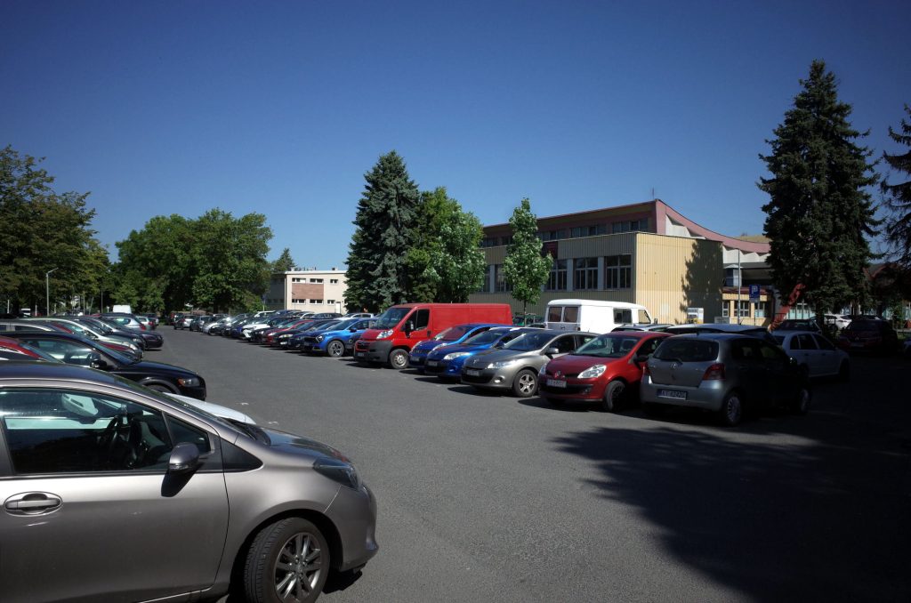 Parking przy basenach ROSiR