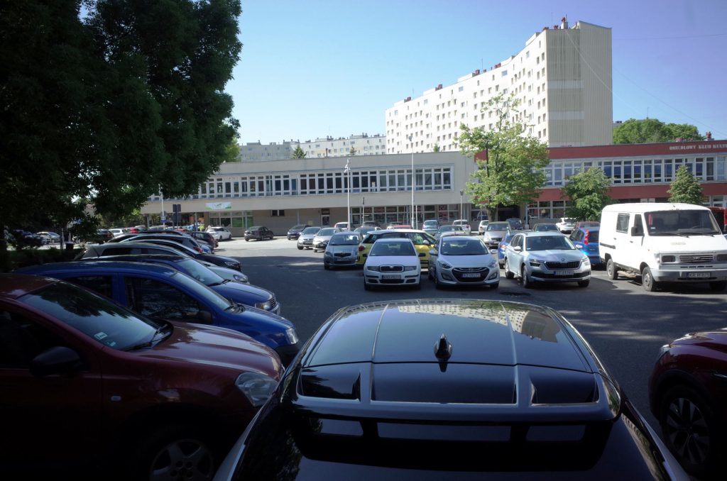 Parking przy basenach ROSiR