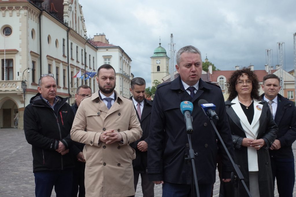 Tomasz Lorenc, wicewojewoda podkarpacki na rynku w Rzeszowie.