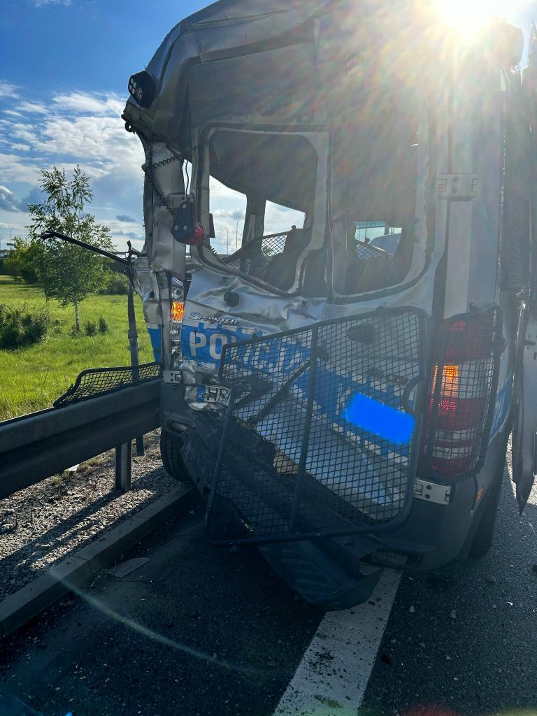Ciężarówka wjechała w autobus na A4.