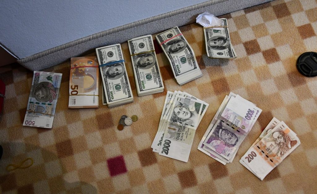 Złotówki, euro, dolary i korony czeskie.