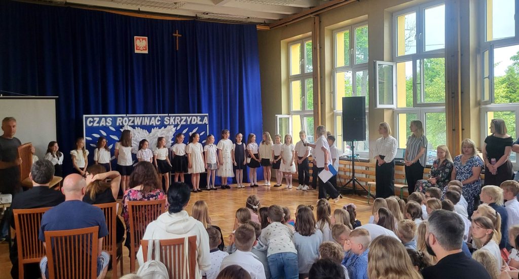 Rozdanie świadectw w SP nr 14 w Rzeszowie