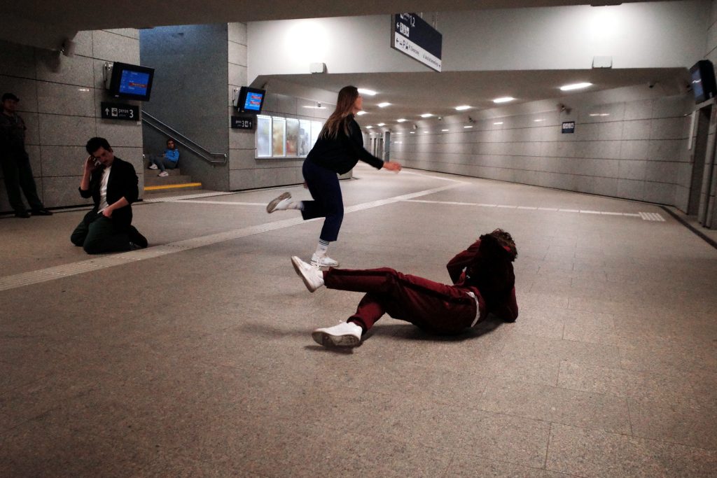 Spektakl Odyseja w przejściu PKP w Rzeszowie