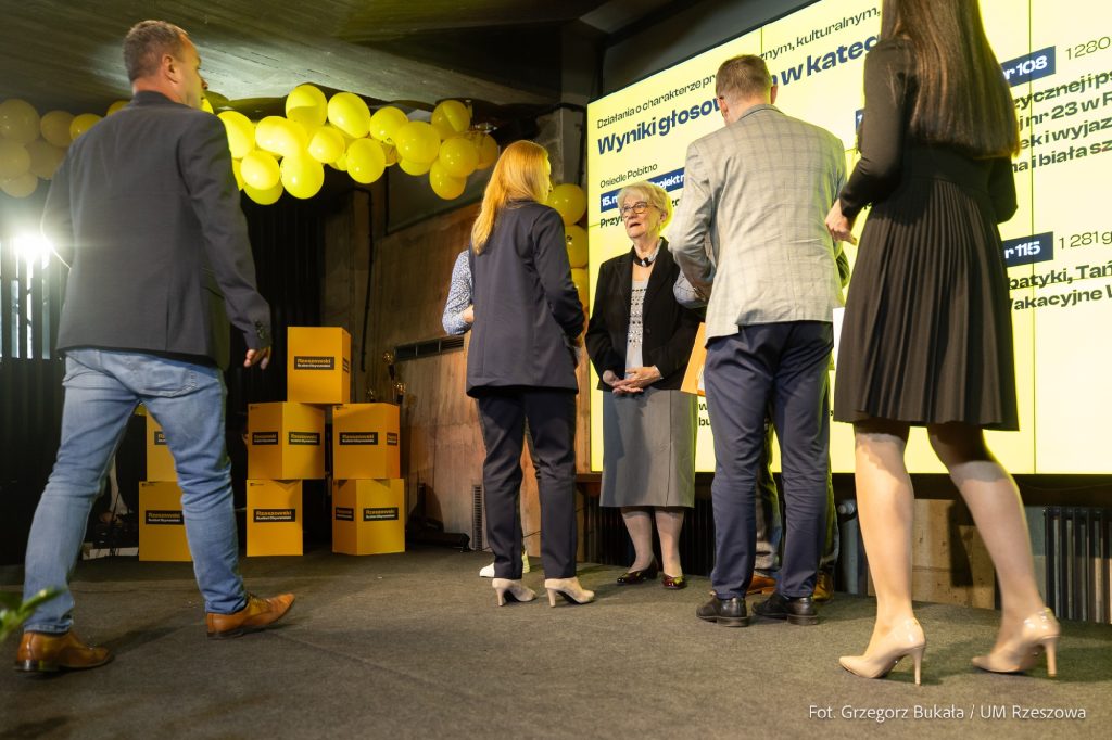 wiceprezydent Rzeszowa wręcza nagrody w ramach RBO